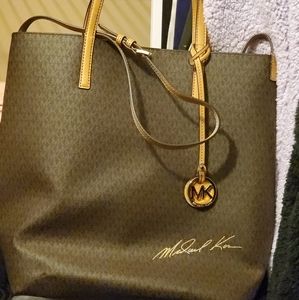 Michael Kors Hayley Signature Conv Tote.
